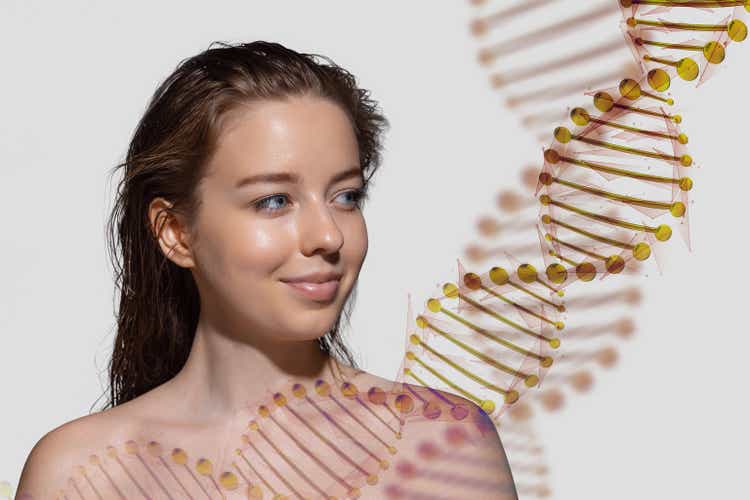 Tallos de ADN y hermoso rostro femenino en doble exposición sobre fondo gris. Ciencia del concepto de belleza