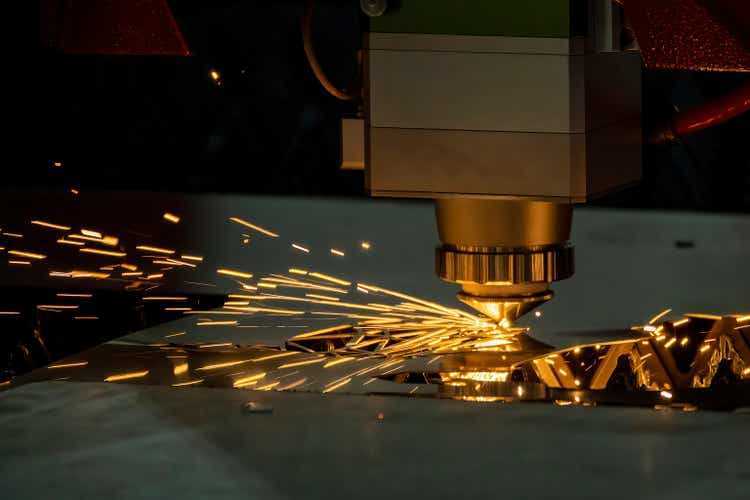 The fiber laser cutting machine cutting machine cut the metal plate.