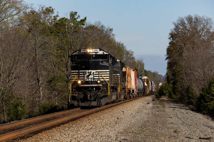Norfolk Southern Train viaggia verso sud vicino a Culpeper, VA.