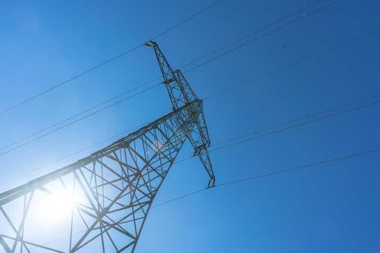 Electricity pylon for extensive free power transmission of high voltage