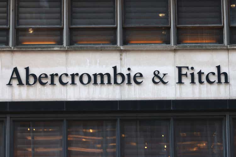 Продажи сетевой розничной сети Abercrombie & Fitch упали на семь процентов во втором квартале