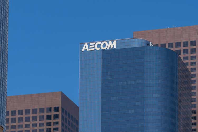 Офисное здание Aecom в центре Лос-Анджелеса.