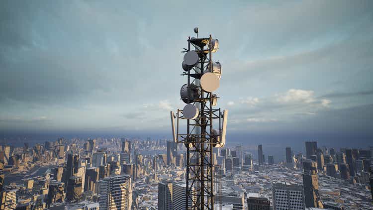 Телекоммуникационная башня с антенной сотовой сети 5G на фоне города, 3D рендеринг