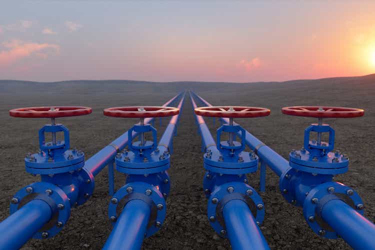Транспортировка нефти или газа с клапанами голубого газа или трубопровода на почве и фоне восхода солнца
