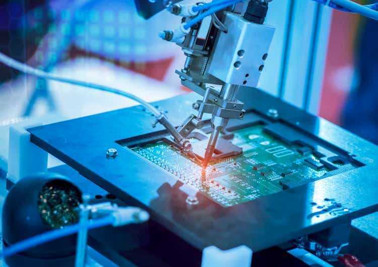 автоматический робот для печатной платы (<a href='https://seekingalpha.com/symbol/PCB' title='PCB Bancorp'>PCB</a>) машина для сборки во время пайки или сварки детали