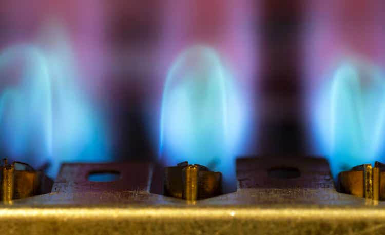 Горит газ в водонагревателе.