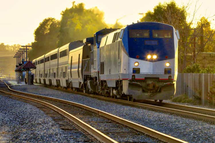 Звездный поезд Amtrak Coast во время заката