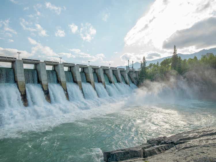 Вода устремляется через плотину ГЭС