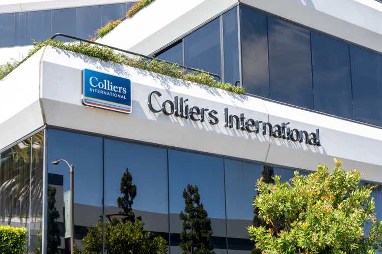 Знак Colliers International на офисном здании в Лос-Анджелесе, Калифорния, США.