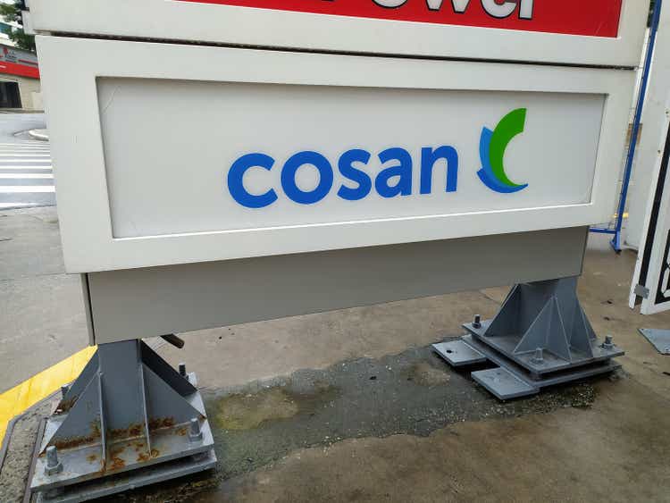 Вывеска с логотипом Cosan на станции технического обслуживания