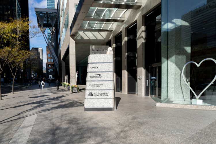 Вывеска с названиями компаний Onex, Capital One, cg и Cushman Wakefield на Brookfield Place в Торонто.  Brookfield Place — офисный комплекс.