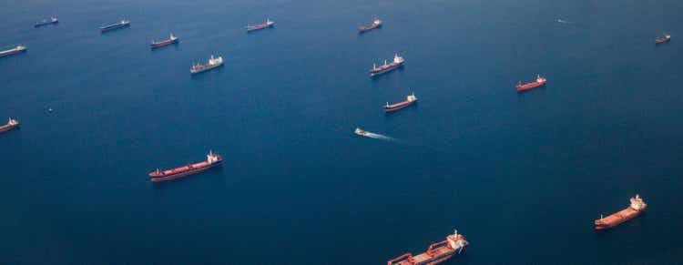 Контейнеровозы и нефтяные танкеры плавают
