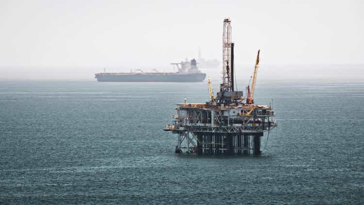 Нефтяная платформа в море