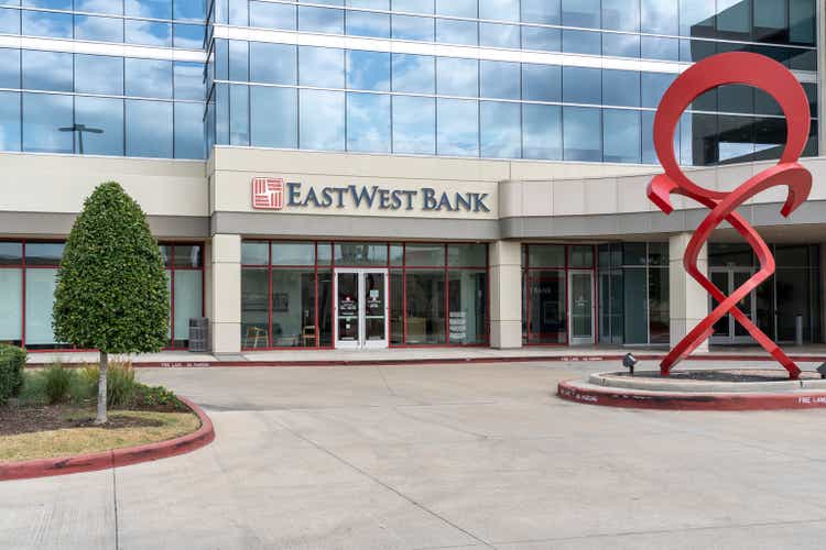 Филиал East West Bank в Хьюстоне, Техас, США.