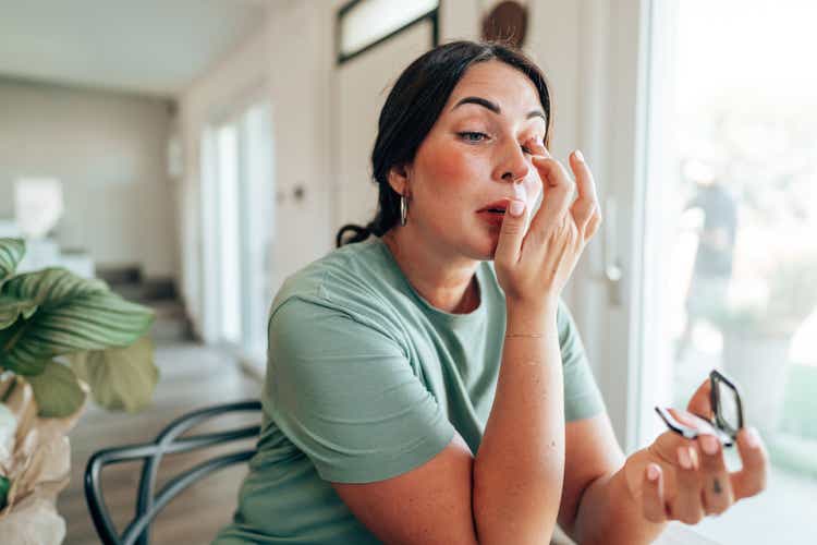 женщина использует косметику дома