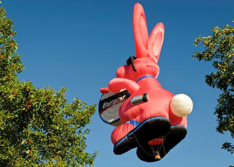 Воздушный шар Energizer Bunny на восходе солнца над деревом