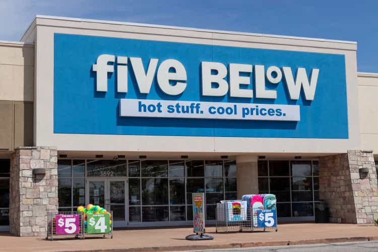 Пять ниже розничного магазина.  Five Below — сеть, продающая товары стоимостью до 5 долларов.