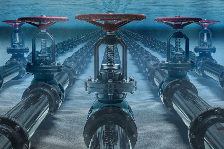 Трубопроводы на дне океана под водой.  3D-рендеринг