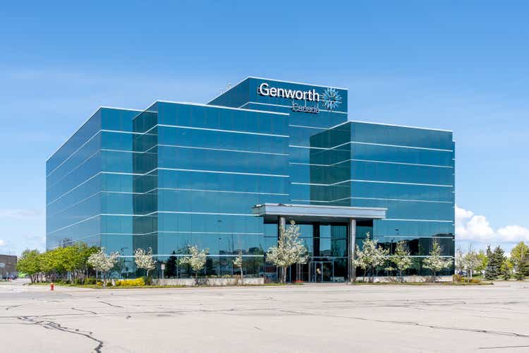 Оквилл, Онтарио, Канада - 8 мая 2021 года: Офисное здание Genworth Canada в Оквилле, Онтарио, Канада.  Genworth Financial — страховая компания, входящая в рейтинг S и P 400.
