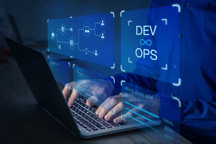 Инженер по разработке программного обеспечения DevOps и ИТ-операциям, работающий в среде гибкой методологии.  Концепция со значком dev ops на экране компьютера и менеджером проекта, кодером или системным администратором, печатающим на клавиатуре.