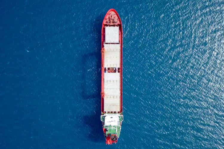 Генеральный грузовой корабль в море - аэрофотоснимок