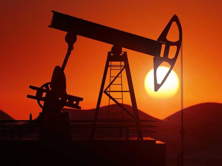 Силуэт нефтенасоса на фоне заката