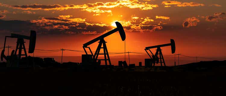 Нефтяные насосы на горизонте.