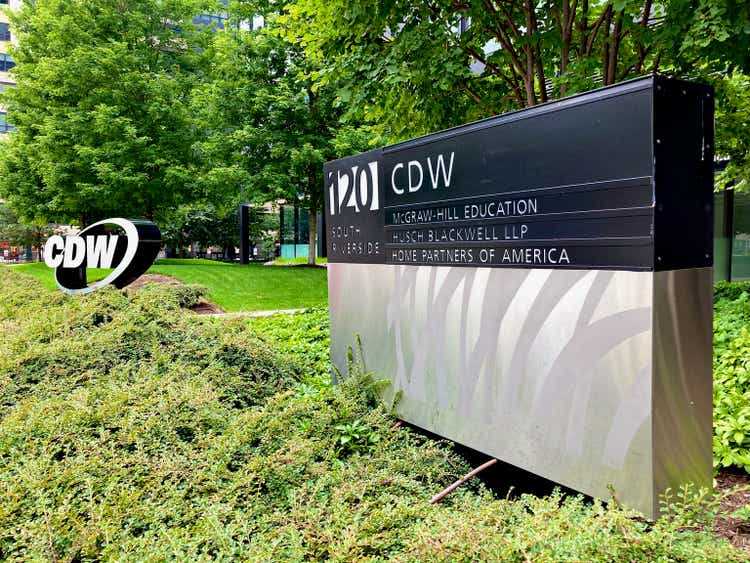 Логотип CDW и вывеска здания, Чикаго, Иллинойс (<a href='https://seekingalpha.com/symbol/USA' title='Liberty All-Star Equity Fund'>США</a>)