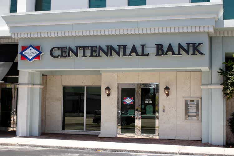 Вывески банка Centennial и главный вход