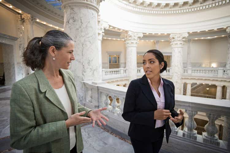 Политики разговаривают в здании правительства