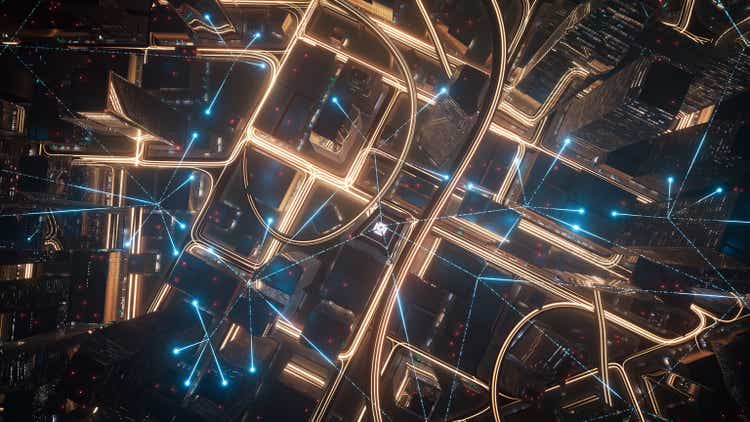Новые линии связи на улицах и небоскребах – 5G, передача данных, финансы и экономика – Город ночью