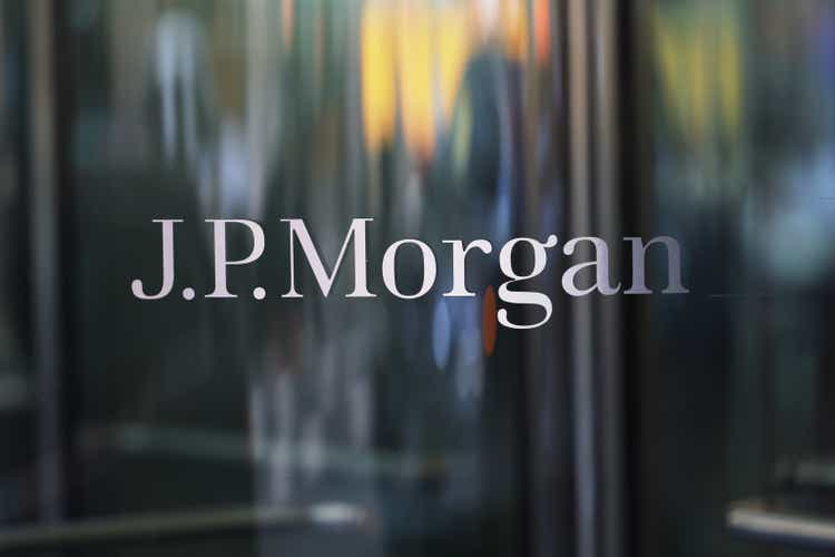 Обвинитель Джеффри Эпштейна подал в суд на JPMorgan Chase