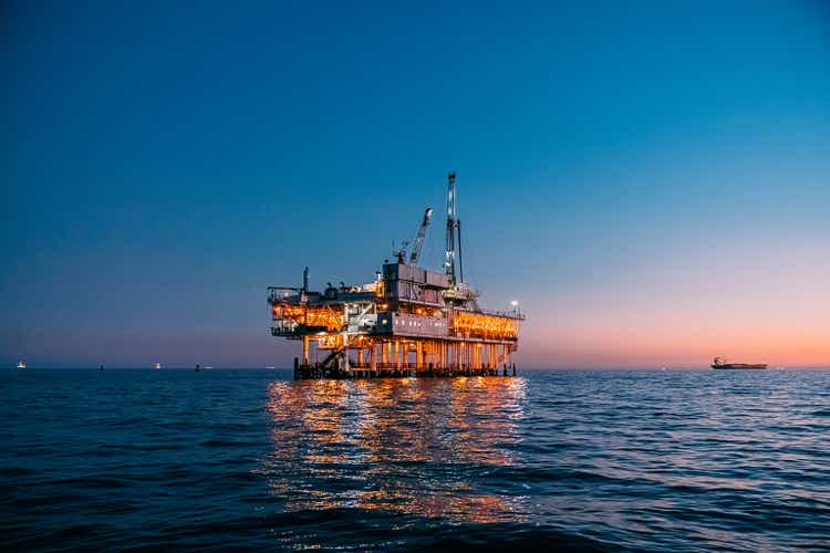 Красивое сумеречное небо над морской буровой установкой недалеко от Хантингтон-Бич