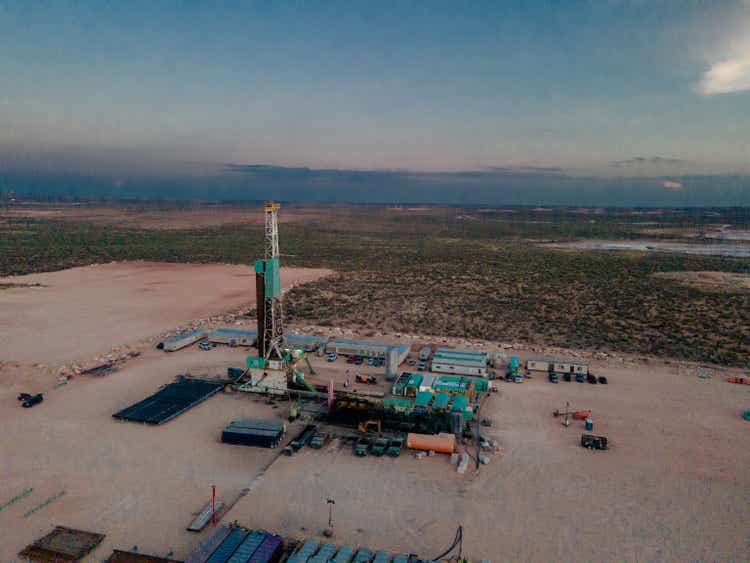 Платформа буровой установки в Западном Нью-Мексико, Западном Техасе, нефтегазовой промышленности