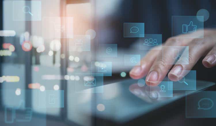 Женщина пользуется мобильным смартфоном через мобильное приложение.  IOT, концептуальный знак Интернета вещей, современные технологические значки