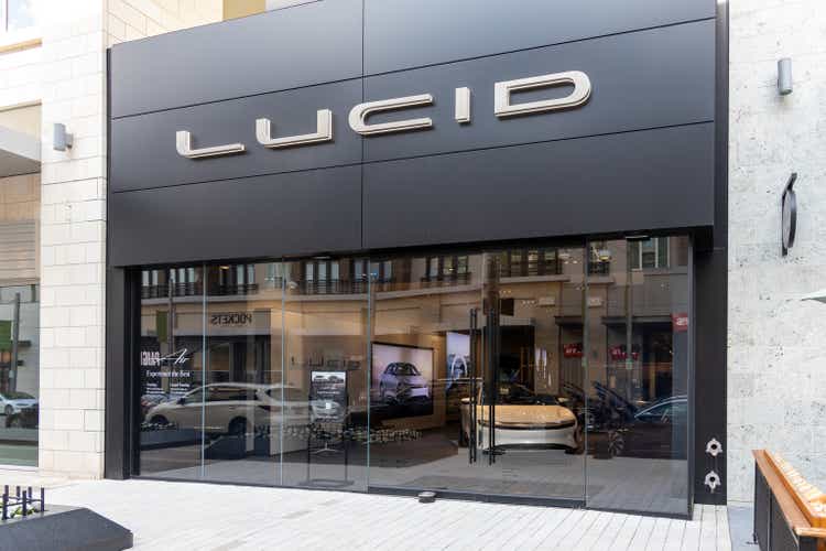 Внешний вид выставочного зала Lucid. Lucid Group, Inc. — производитель электромобилей.