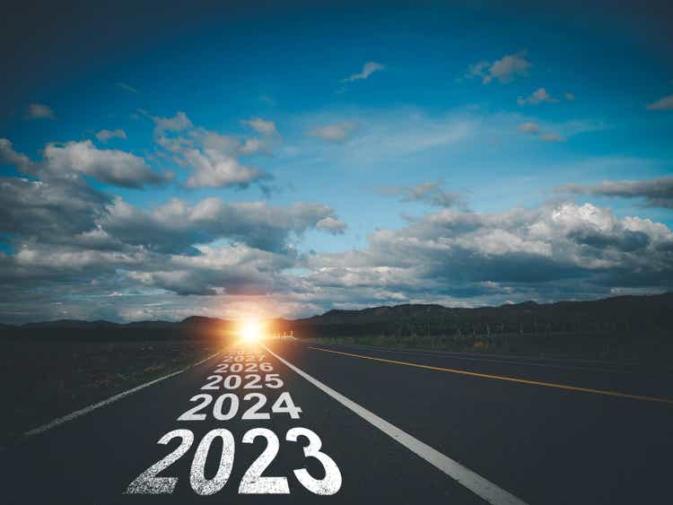 2023 буквы на дороге