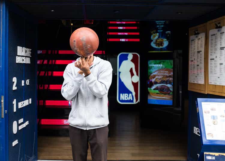 NBA Café Barcelona в Барселоне. Подтянутый мужчина крутит баскетбольный мяч.