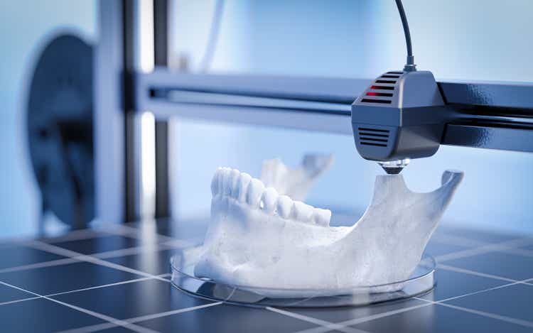 Печать челюсти человека вместе с его зубами с помощью 3D-биопечати – будущее стоматологии и медицины.  3D иллюстрация