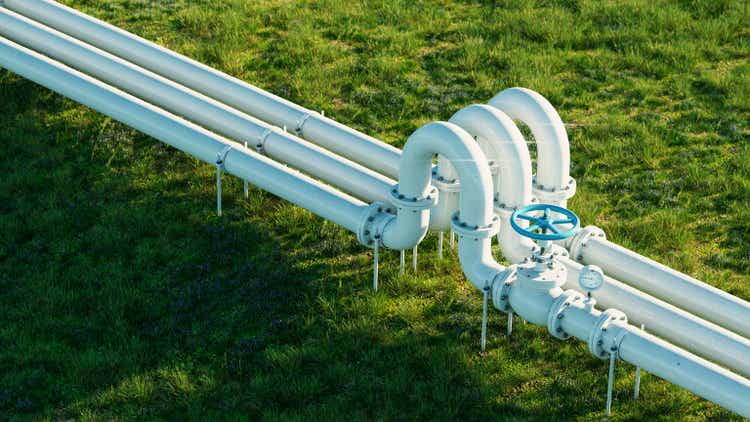 Белый газо- и нефтепровод на пышном травянистом фоне.  3D рендеринг.