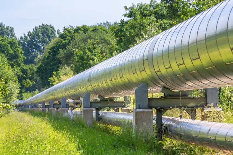 Огромный металлический газопровод, транспортирующий газ