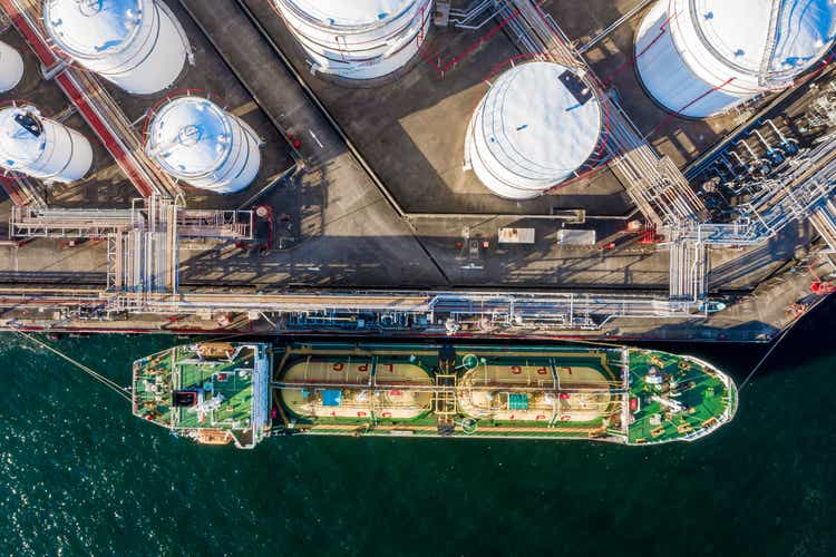 Аэрофотоснимок нефтеперерабатывающего завода и резервуаров для хранения топлива
