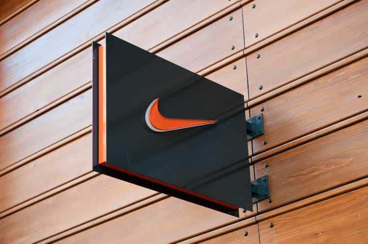 Логотип магазина Nike, Лондон, Великобритания