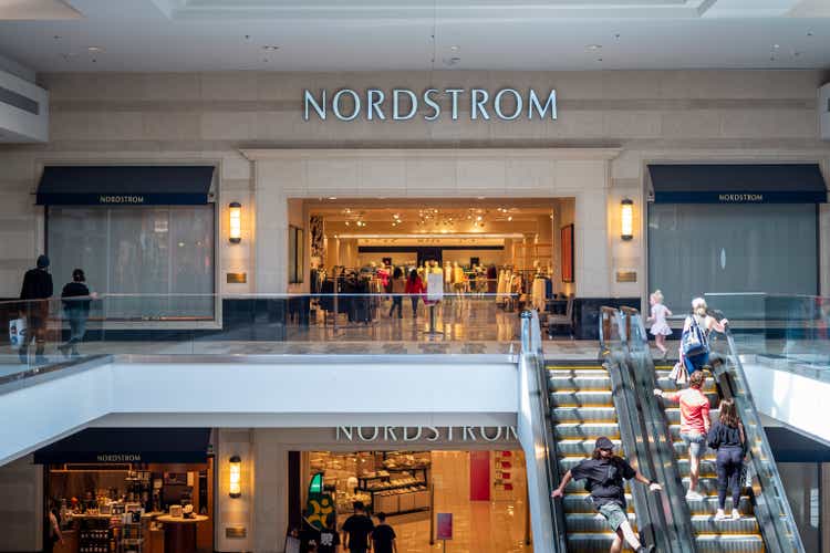 Сетевой ритейлер Nordstrom испытывает трудности из-за снижения праздничных продаж
