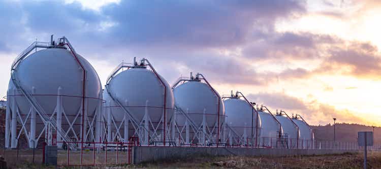 Резервуары для хранения газа на закате.