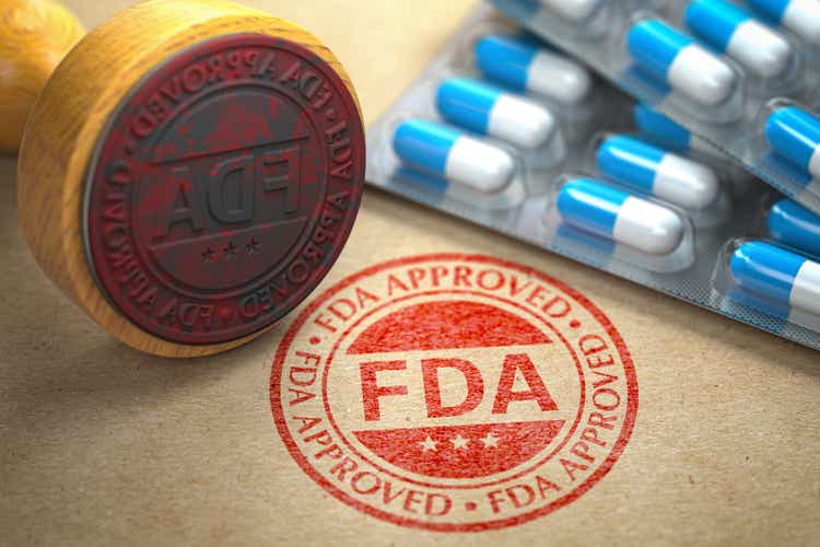 Концепция, одобренная FDA.  Резиновая печать с FDA и таблетками на крафт-бумаге.