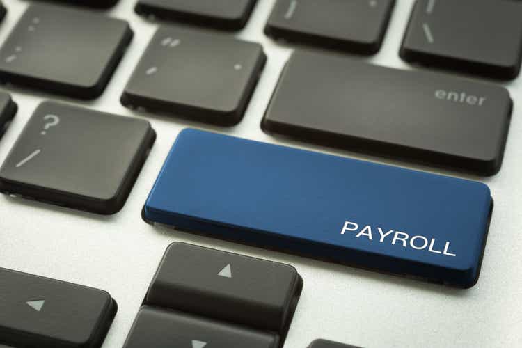 Кнопка клавиатуры ноутбука со словом PAYROLL.