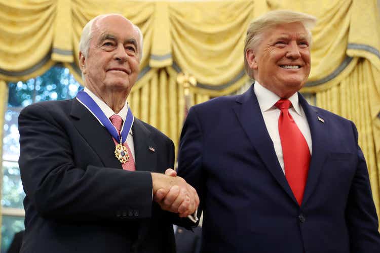 Президент Дональд Трамп вручил президентскую медаль свободы бизнесмену Роджеру Пенске