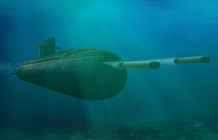 подводная лодка ныряет подводные торпеды в открытом море