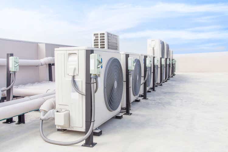 Системы кондиционирования (HVAC) устанавливаются на крышах промышленных зданий.